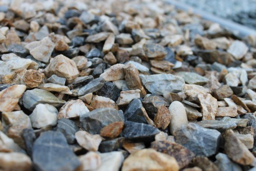  Мраморная крошка (щебень крошка медовый), фр. 10-20 мм.  купить  в Сочи песчаник бежевый, серый каменная ландшафтная крошка  9900 руб/т   фото 