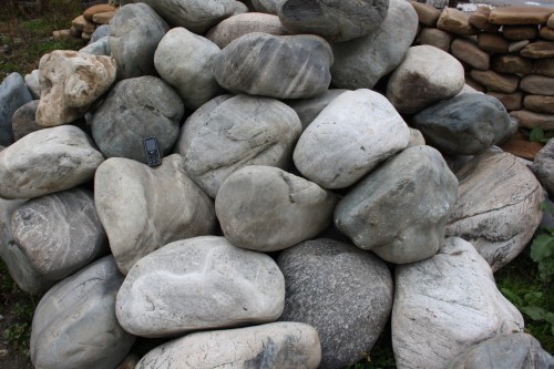  Речной валун Кабанчик фр.300-500 мм.  купить в Сочи крупный природный камень галька серый, темно-серый речной валун галечник масштабный 7000 руб/т   фото 