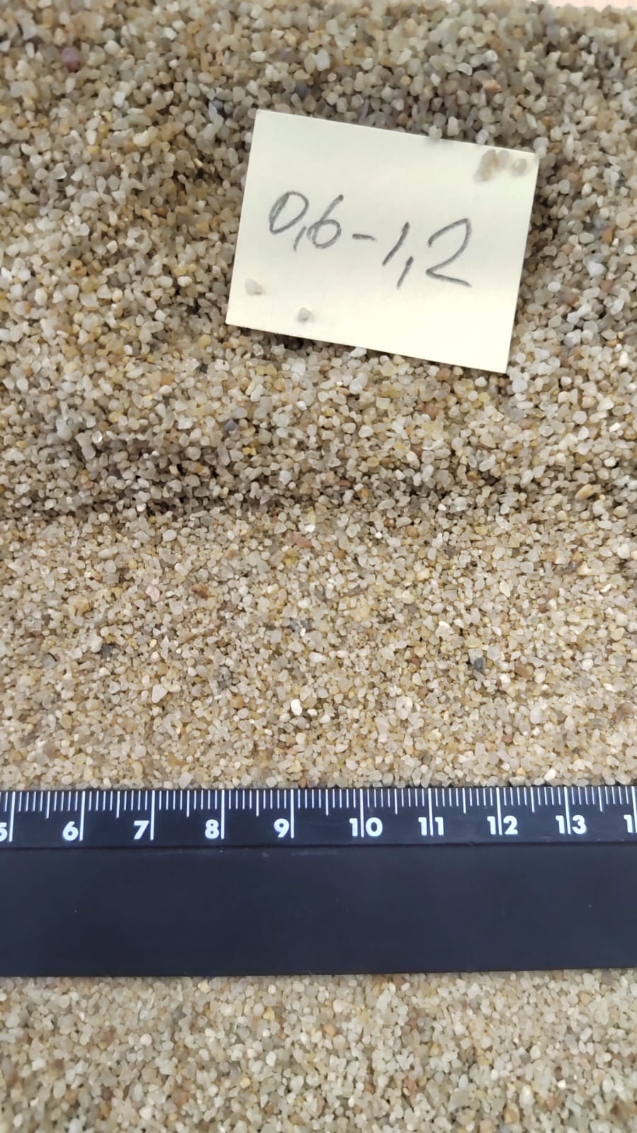 Кварцевый песок для площадок фр. 0,6-1,2 мм.  купить в Сочи фото 