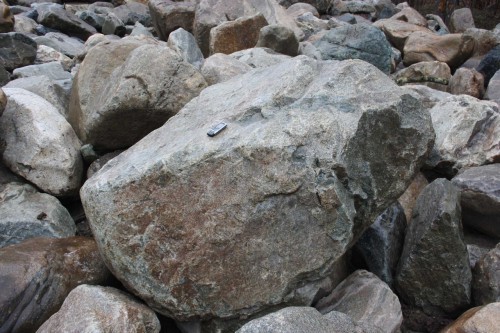  Гранит скальник (серо-зеленый) фр. 500-1500 мм.  купить в Сочи гранит мрамор  серый зеленый темно-серый глыба скальная колотая ландшафтная 7 500 руб/т   фото 