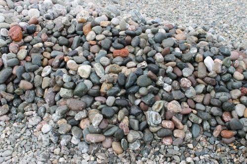  Галька окат (цветная картошка) фр. 50-100 мм. купить   в Сочи галька природная окатанная серый белый цветной синий темно-серый коричневый округлый галечник окатанный 4500 руб/т   фото 