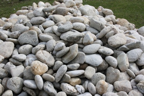  Бело-серый валунчик фр.100-300 мм.  купить в Сочи крупный камень для ландшафта серый, белый бело-серый валун крупная галька 4500 руб/т   фото 