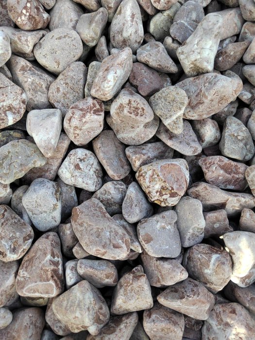 Розовая мраморная галька (щебень галтованный розовый) фр.10-20 мм.  купить  в Сочи мрамор розовый, красный ландшафтный декоративный окатанный округлый щебень 13500 руб/т   фото 