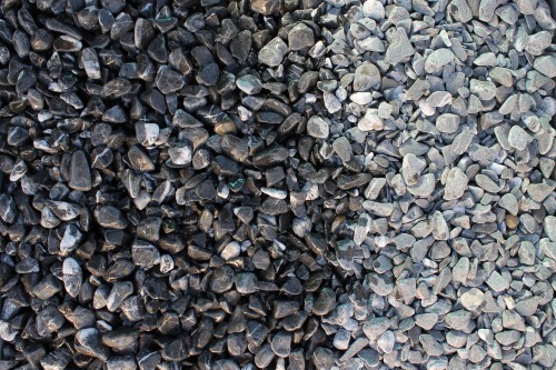  Черная галька с прожилками (галтованный черный мрамор) фр.10-20 мм.  купить  в Сочи мрамор черный с белыми прожилками, черный, белый окатанный округлый ландшафтный декоративный щебень 13500 руб/т   фото 