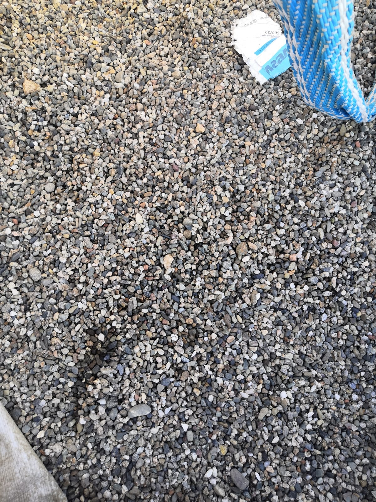  Галька речная окат (серая) фр.3-5 мм купить   в Сочи галька речная серая бежевый темно-серый окатанный речной камень округлый 8000 руб/т   фото 