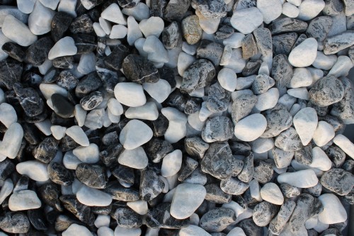  Микс шахматной гальки  (щебень галтованный микс:: белый-черный) фр.20-40 мм  купить  в Сочи мрамор белый, черный мраморный галтованный щебень 14500 руб/т   фото 