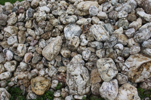  Кварцевый валунчик фр.100-300 мм.  купить в Сочи кварц белый, бежевый молочный рыжий крупный природный камень галечник 7850 руб/т   фото 