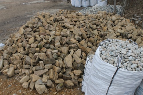 Песчаник для строительства и кладки блочный (фр 100-200 мм)  купить  в Сочи песчаник бежевый серый рыжий валун мелкий для строительства песчаник 6500 руб/т   фото 