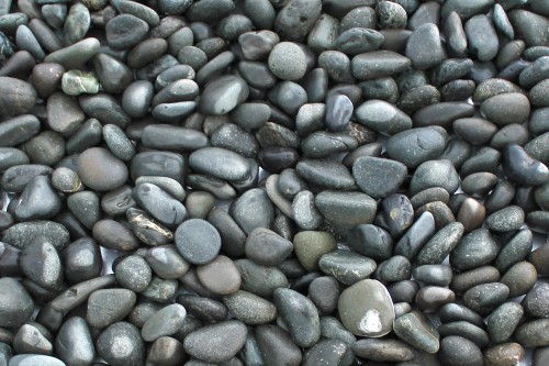  Галька речная окат (темно-серая) фр. 70-150 мм. купить   в Сочи галька речная темно-серая, синяя, серая речная галька округлая  5000 руб/т   фото 