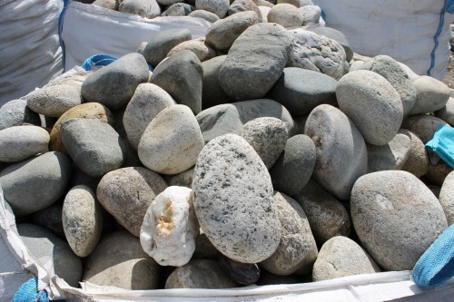  Речной валун (Ассорти) фр.100-300 мм.  купить в Сочи галечник серый, темно-серый, светло-серый речная галька крупных размеров 4200 руб/т   фото 