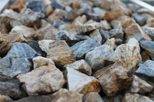  Мраморная крошка (щебень крошка медовый) фр. 20-40 мм.  купить  в Сочи мрамор бежевый рыжий желтый ландшафтная мраморная крошка 9900 руб/т   фото 