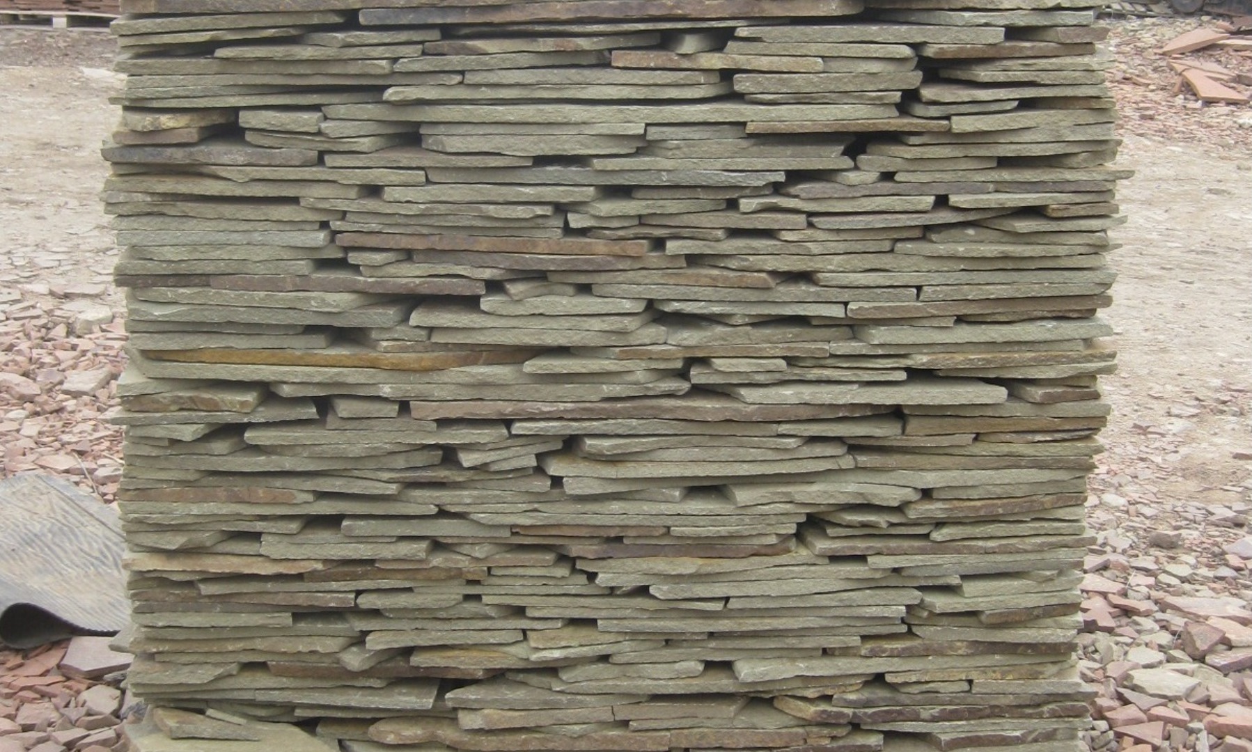 Песчаник пластушка серо-зеленый (1,5 см)  купить  в Сочи плитняк - пластушка серо-зеленый, серый, зеленый пластушка рваная ландшафтная колотая 7 500 руб/м3   фото 