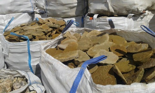 Песчаник колотый для облицовки (фр. 2-3 см)  купить  в Сочи песчаник бежевый серый рыжий песчаник строительный 5000 руб/т   фото 