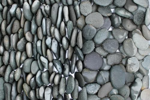 Kamenclub.ru: Галька речная плоская (темно-серая) фр. 70-150 мм. купить   в  Сочигалечник природный темно-серый серый синий речная плоская природная окатанная  7000 руб/т   фото КАМЕНЬ КЛУБ