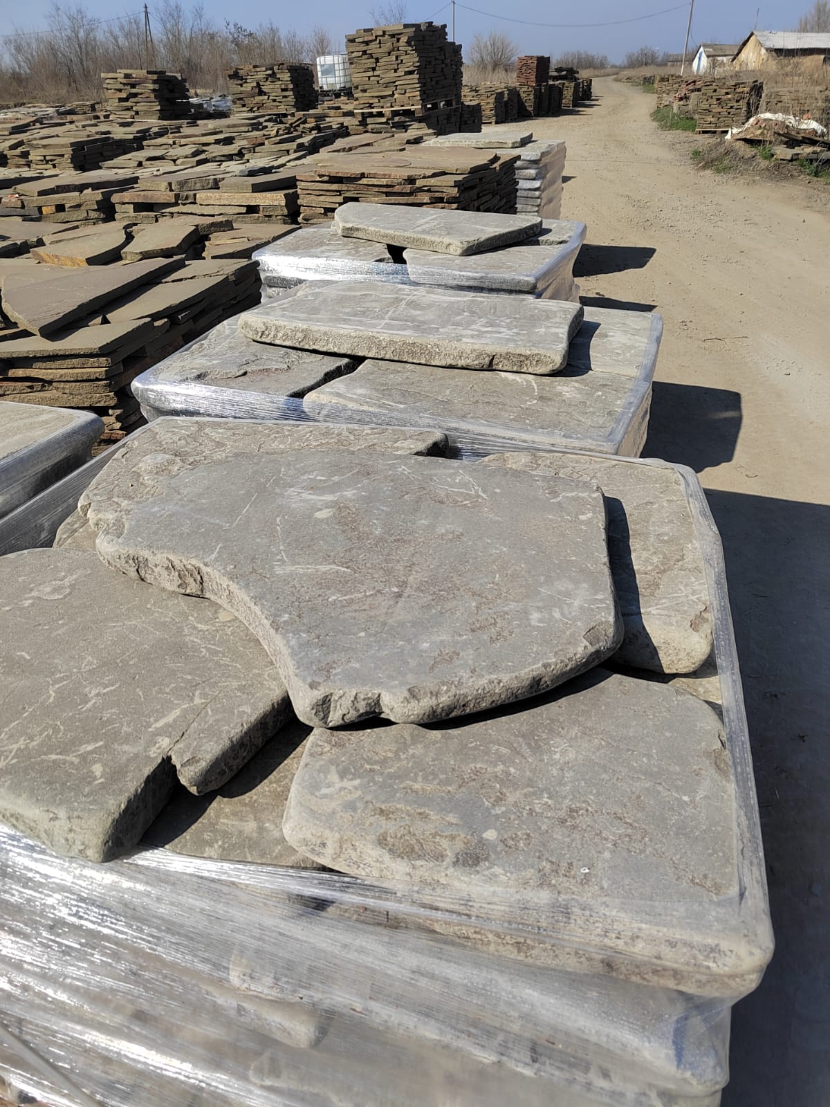 Песчаник пластушка галтованная светло-серая (3,0 см)  купить  в Сочи песчаник светло-серый, серый ландшафтный камень рваный колотый 12 000 руб/м3   фото 