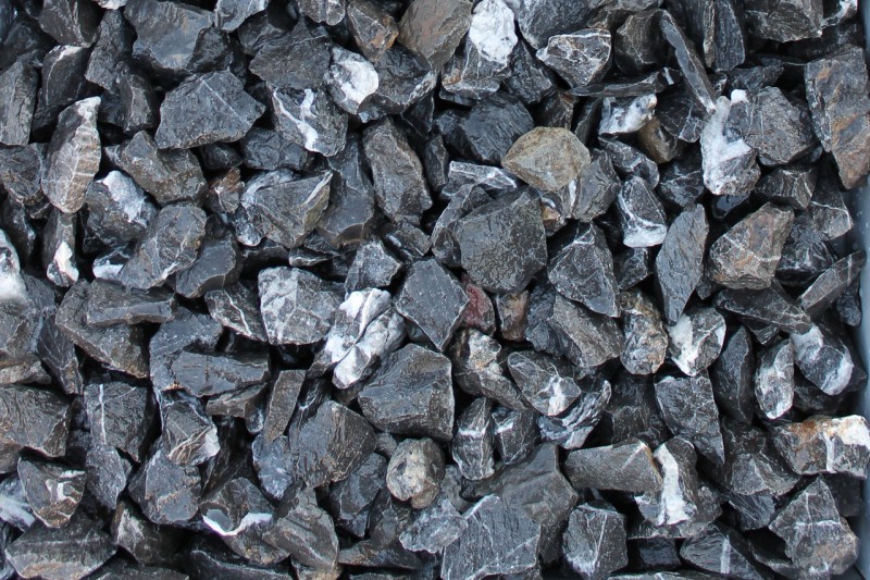  Щебень крошка черный (мрамор) фр. 40-70 мм.  купить  в Сочи мрамор черный с белыми прожилками, черный, белый декоративный щебень 9000 руб/т   фото 