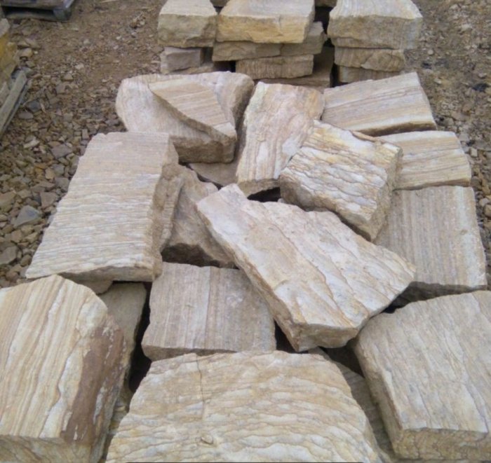  Песчаник пластушка желтый с рисунком (7-15 см)  купить  в Сочи плитняк - пластушка - бут желтый песчаник 8 000 руб/м3   фото 