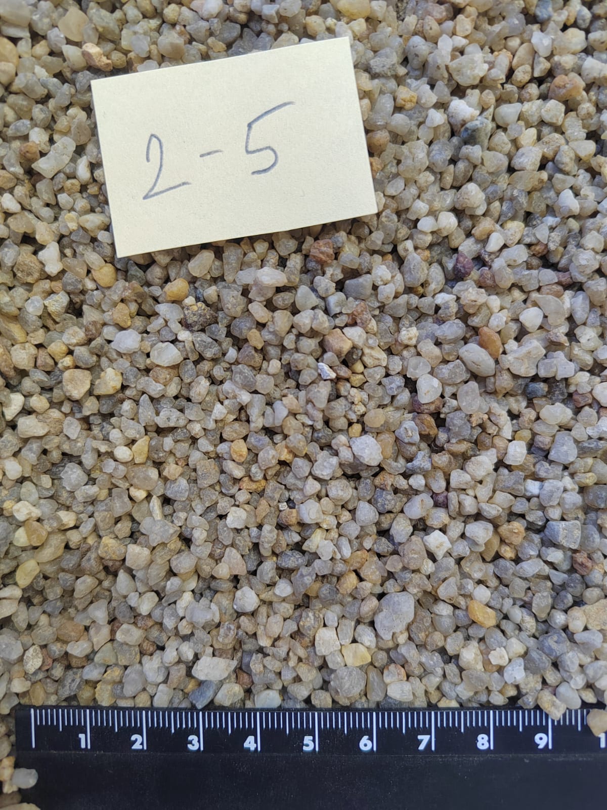 Кварцевый песок для площадок фр. 2-5 мм.  купить в Сочи фото 