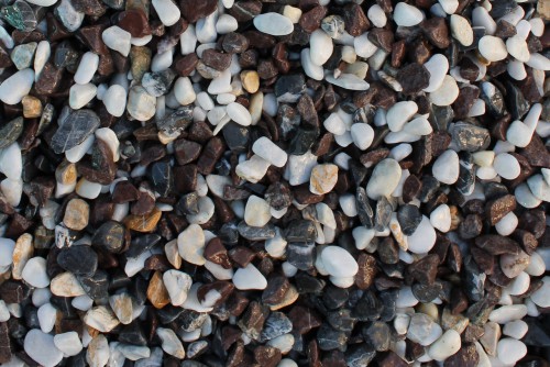  Мраморная крошка (щебень крошка микс : белый-черный-розовый) фр. 5-10 мм.  купить  в Сочи мрамор белый, черный, розовый, разноцветный микс декоративная мраморная каменная крошка 9500 руб/т   фото 