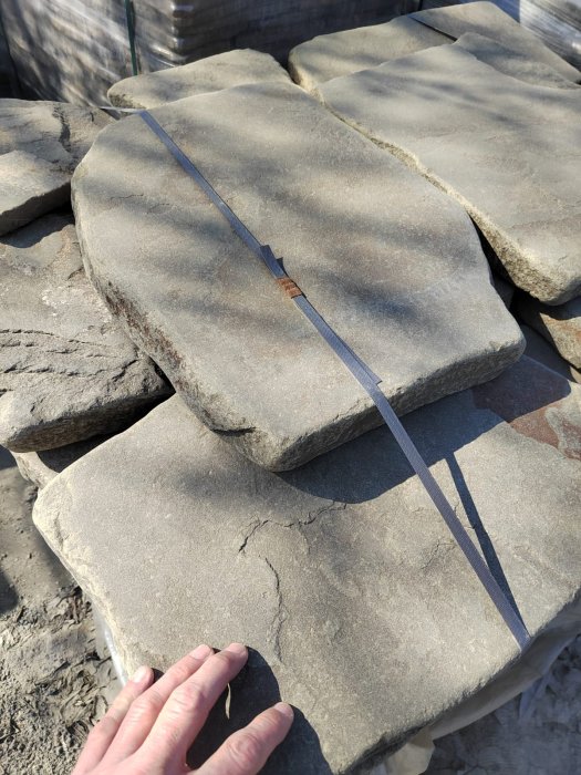  Песчаник пластушка светло-серый (4,0 - 6,0 см)  купить  в Сочи плитняк - пластушка светло-серый песчаник 7 500 руб/м3   фото 