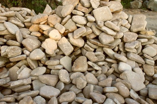 Песчаник для мощения дорожек, площадок, парковок ( фр 5-10 см)  купить  в Сочи песчаник  серый желтый коричневый рыжий песчаник оголтованный окатанный 6500 руб/т   фото 