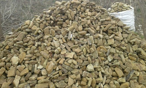 Песчаник для строительства и кладки блочный (фр 100-200 мм)  купить  в Сочи песчаник бежевый серый рыжий валун мелкий для строительства песчаник 6500 руб/т   фото 