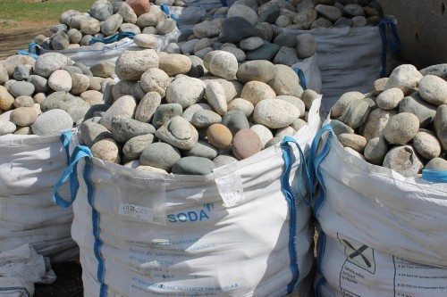  Речной валун (Ассорти) фр.100-300 мм.  купить в Сочи галечник серый, темно-серый, светло-серый речная галька крупных размеров 4200 руб/т   фото 