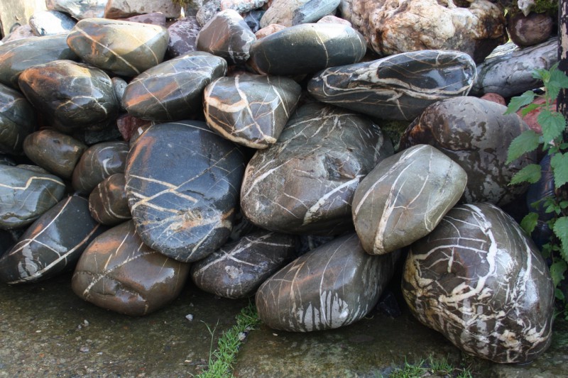  Валунчик Паутинник фр.100-300 мм  купить в Сочи крупный природный камень галечник темно-серый с прожилками белый черный речной валунчик 5000 руб/т   фото 