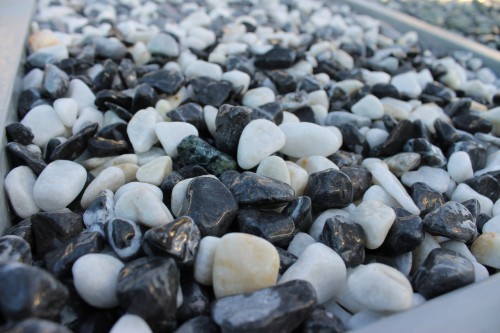  Галька Далматин мраморная (щебень галтованный микс:белый-черный) фр.10-20 мм.  купить  в Сочи мрамор белый, черный окатанные округлые декоративные ландшафтные камни щебня 14500 руб/т   фото 