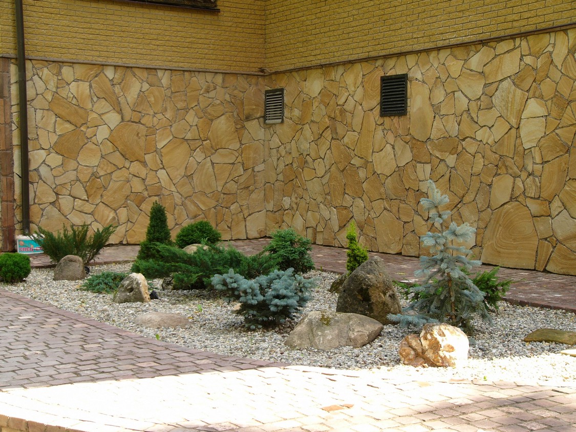 Песчаник пластушка желтый с разводом под дерево (2 см)  купить  в Сочи плитняк желтый с разводами, желтый, рыжий, серый песчаник пластушка рваная ландшафтная 11 000 руб/м3   фото 