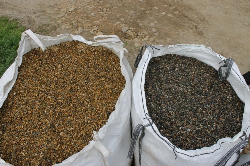  Галька окат (серо-желтая) фр.10-20 мм. купить   в Сочи галька серо-желтая, рыжая, серый речная окатанная округлая галька 4000 руб/т   фото 