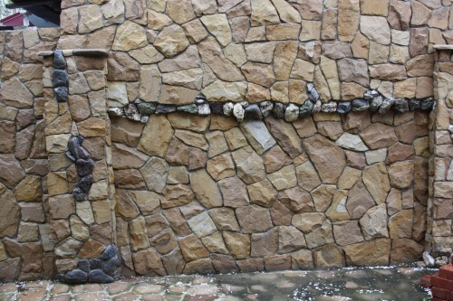 Песчаник колотый для облицовки (фр. 2-3 см)  купить  в Сочи песчаник бежевый серый рыжий песчаник строительный 5000 руб/т   фото 