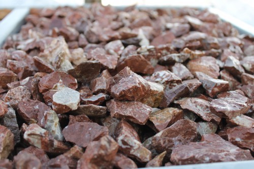  Мраморная крошка (щебень крошка розовый) фр. 20-40 мм.  купить  в Сочи мрамор розовый, красный мраморная крошка декоративная 7700 руб/т   фото 