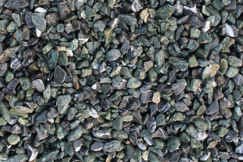 Микс разноцветной гальки  (щебень галтованный микс:зеленый-черный) фр.10-20 мм.  купить  в Сочи мрамор зеленый, черный декоративные ландшафтные окатанные округлые камни щебня 14500 руб/т   фото 