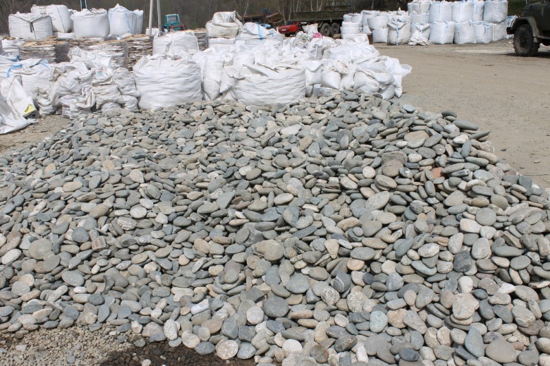 Kamenclub.ru: Галька речная плоская (серо-белая) фр. 70-120 мм. купить   в  Сочигалька галечник речной серый, белый окатанная плоская  природная галька 7000 руб/т   фото КАМЕНЬ КЛУБ