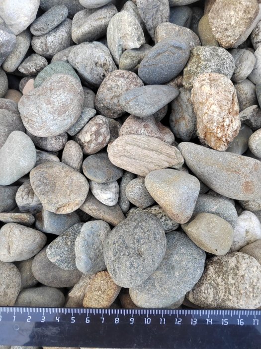  Галька речная окат (пестрая) фр. 20-40 мм. купить   в Сочи галька речная пестрая, серая, серые оттенки галька речная окатанная округлая 4000 руб/т   фото 