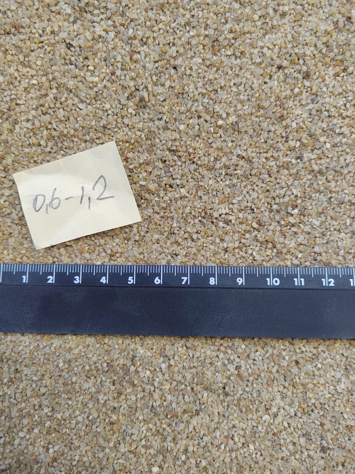 Кварцевый песок для площадок фр. 0,6-1,2 мм.  купить в Сочи фото 