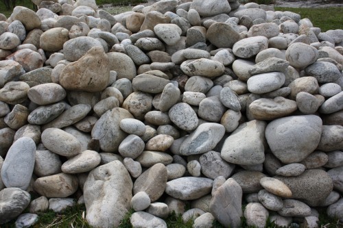  Бело-серый валунчик фр.100-300 мм.  купить в Сочи крупный камень для ландшафта серый, белый бело-серый валун крупная галька 4500 руб/т   фото 