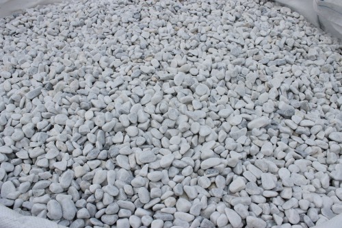  Белая мраморная галька (щебень галтованный белый) фр.10-20 мм.  купить  в Сочи мрамор белый, молочный, айвори окатанный округлый декоративный ландшафтный щебень 14500 руб/т   фото 