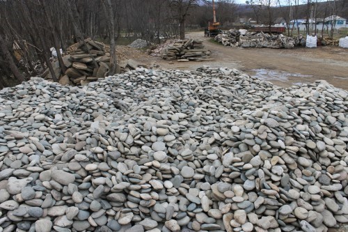Kamenclub.ru: Галька речная плоская (ассорти) фр. 100-200-300 мм купить   в  Сочигалька галечник природный серый, белый темно-серый синий рыжий светло-серый природная галька плоская крупная 5500 руб/т   фото КАМЕНЬ КЛУБ