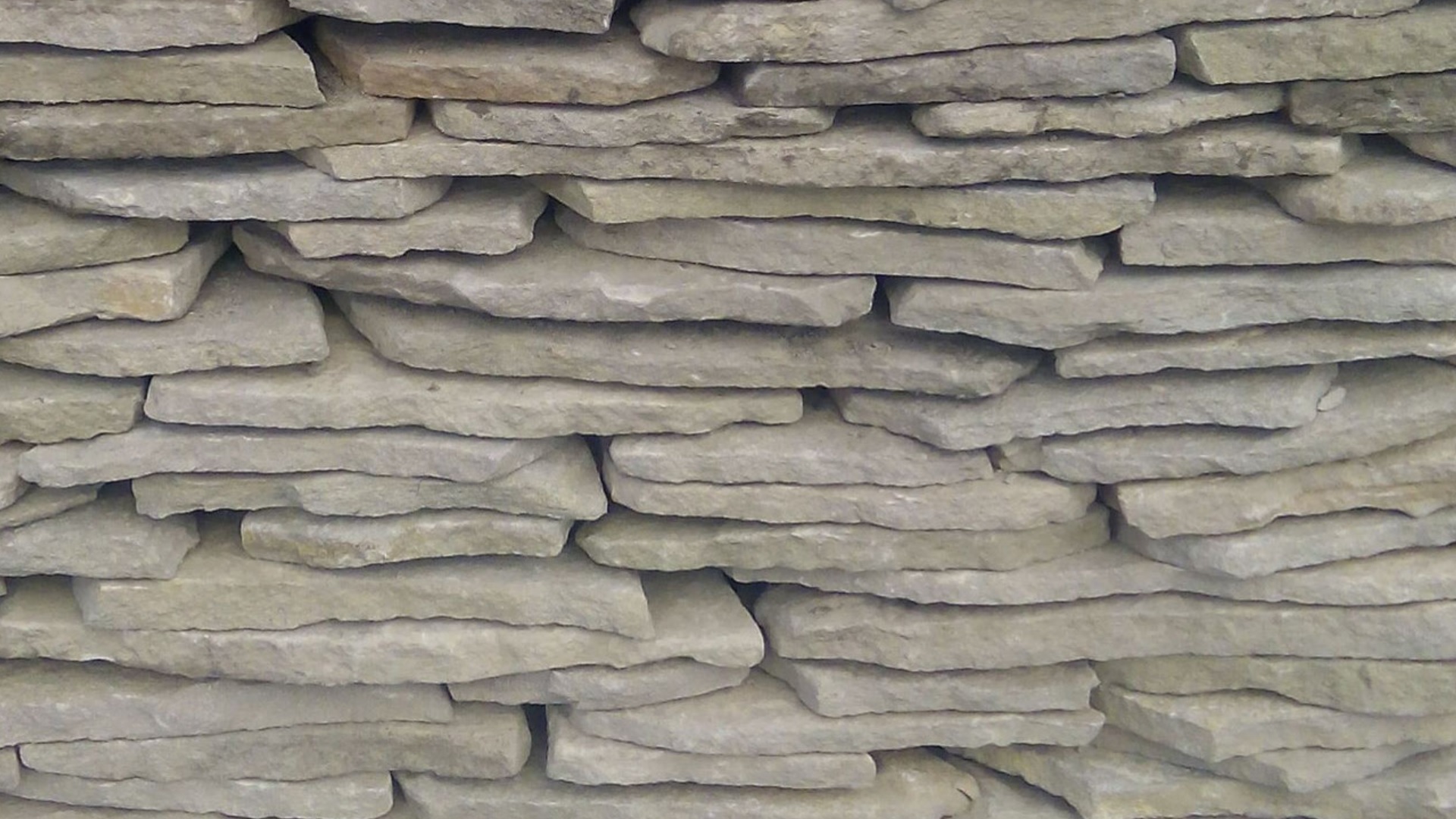 Песчаник пластушка светло-серый (2,0 см)  купить  в Сочи плитняк- ластушка светло-серый, серый рваный ландшафтный плитняк колотый 7 500 руб/м3   фото 