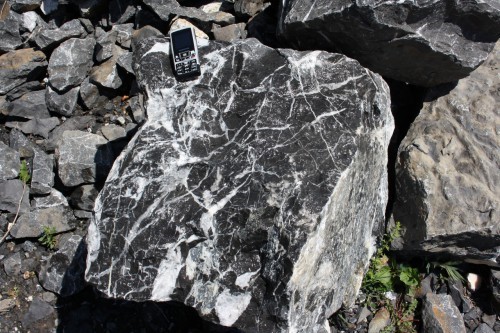  Черный мрамор скальник фр. 1000-1500 мм.  купить в Сочи мрамор черный белый серый крупный колотый валун ландшафтный 9000 руб/т   фото 