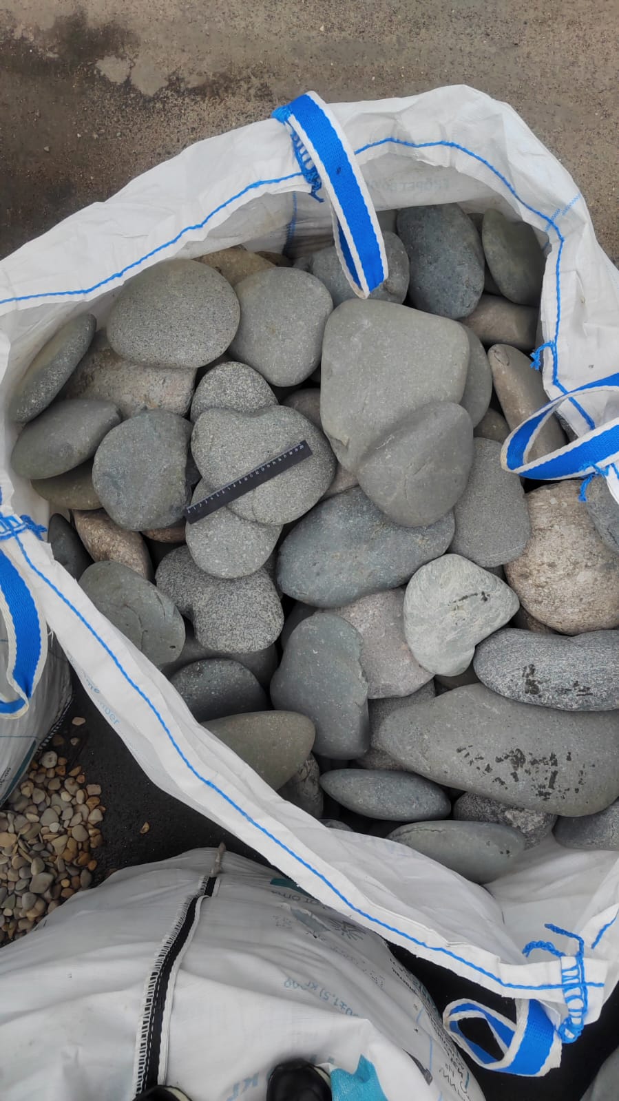 Kamenclub.ru: Галька речная плоская (темно-серая) фр. 70-150 мм. купить   в  Сочигалечник природный темно-серый серый синий речная плоская природная окатанная  7000 руб/т   фото КАМЕНЬ КЛУБ