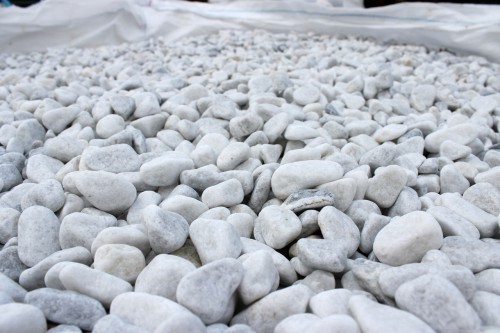  Белая мраморная галька (щебень галтованный белый) фр.10-20 мм.  купить  в Сочи мрамор белый, молочный, айвори окатанный округлый декоративный ландшафтный щебень 14500 руб/т   фото 