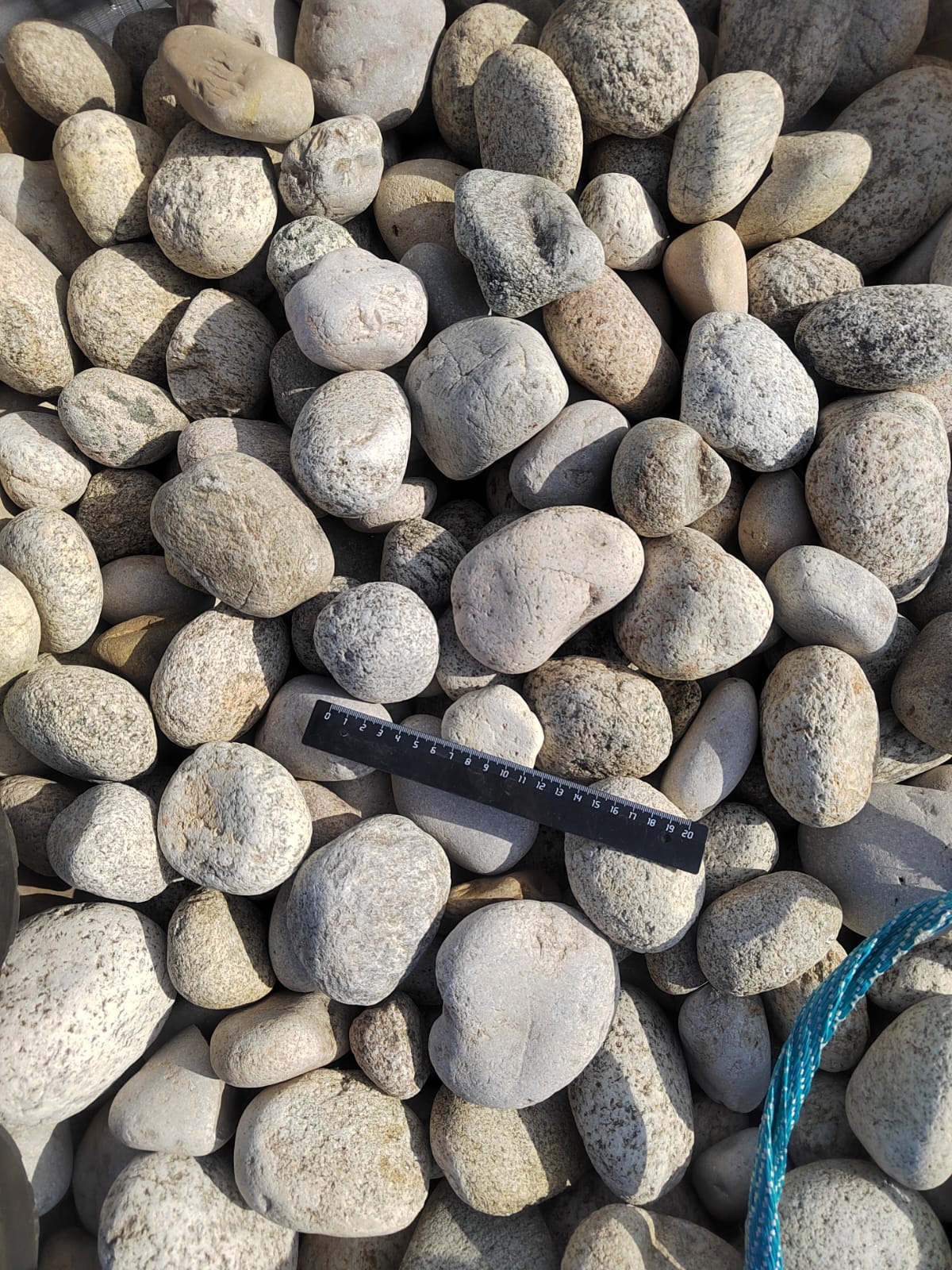  Галька речная окат (серо-белая) фр. 70-120 мм купить   в Сочи галька галечник бело-серая, серо-белая, серая, белая речная природная галька  5500 руб/т   фото 