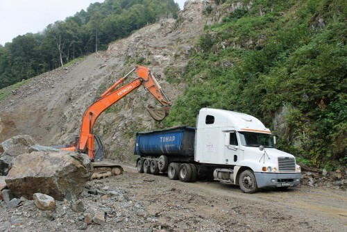  Гранит скальник (серо-зеленый) фр. 500-1500 мм.  купить в Сочи гранит мрамор  серый зеленый темно-серый глыба скальная колотая ландшафтная 7 500 руб/т   фото 
