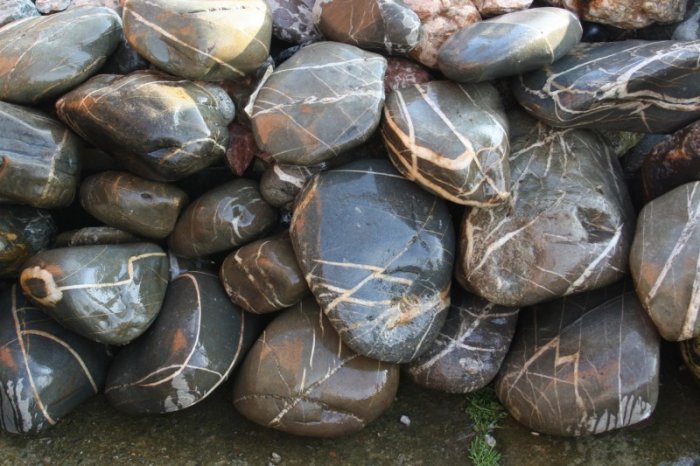 Валунчик Паутинник фр.100-300 мм  купить в Сочи крупный природный камень галечник темно-серый с прожилками белый черный речной валунчик 5000 руб/т   фото 