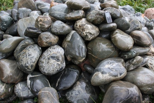  Валунчик Паутинник фр.100-300 мм  купить в Сочи крупный природный камень галечник темно-серый с прожилками белый черный речной валунчик 5000 руб/т   фото 