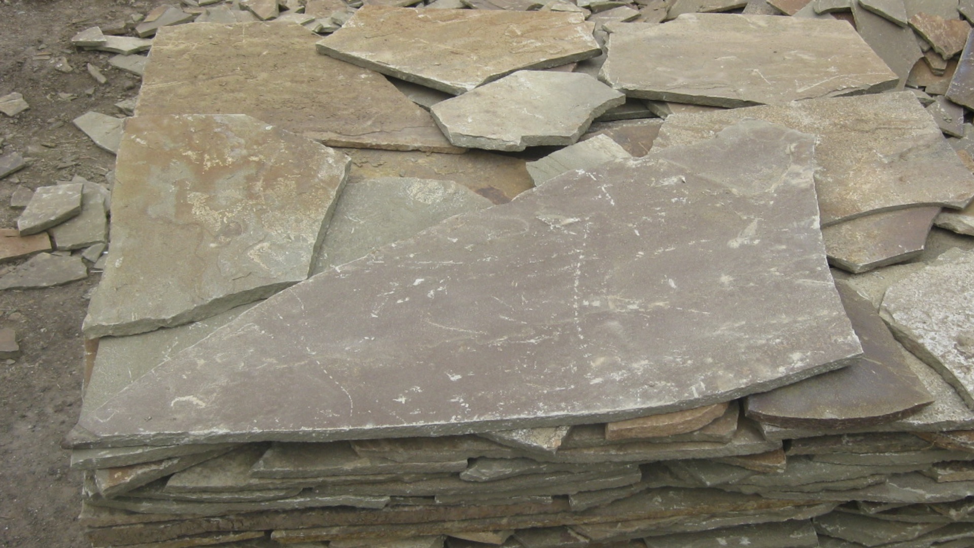 Песчаник пластушка серо-зеленый (1,5 см)  купить  в Сочи плитняк - пластушка серо-зеленый, серый, зеленый пластушка рваная ландшафтная колотая 7 500 руб/м3   фото 