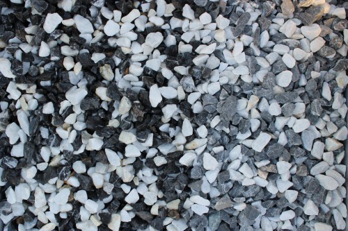  Мраморная крошка (щебень крошка микс : черный-белый) фр. 10-20 мм.  купить  в Сочи мрамор белый, черный каменная декоративная крошка ландшафтная 9500 руб/т   фото 